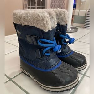 Kids size 8 Sorel snow boots.